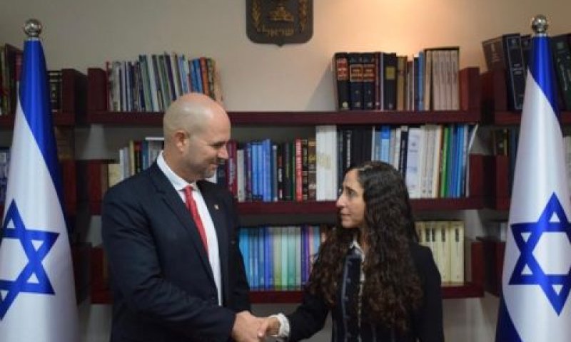 אוחנה ובן-ארי גינצבורג. ויתרה [צילום: משרד המשפטים]