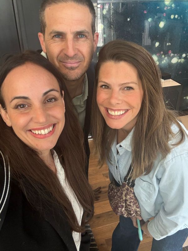 ליטל לשם מייסדת קרן פרוטגו, אביב שפירא מנכ"ל אקסטנד, לי מוזר מייסדת קרן פרוטגו [צילום: אקסטנד]