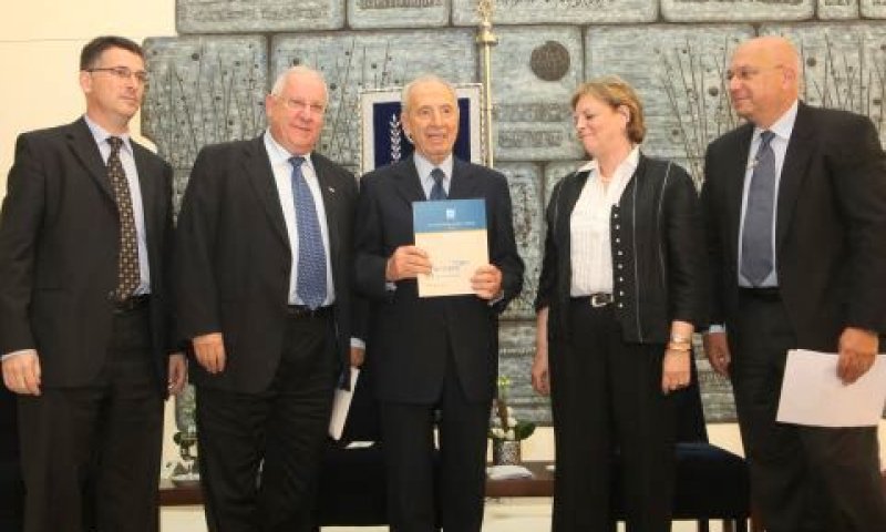 מימין לשמאל: ד"ר אריק כרמון, נשיאת ביהמ"ש העליון דורית ביניש, נשיא המדינה שמעון פרס, יו"ר הכנסת ראובן ריבלין ושר החינוך גדעון סער [צילום: פלאש 90]