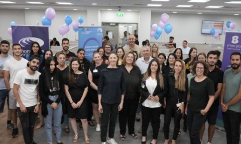 בכירי הרשות לתחבורה ציבורית במוקד המידע לתחבורה ציבורית [צילום: בועז אופנהיים/לע"מ]