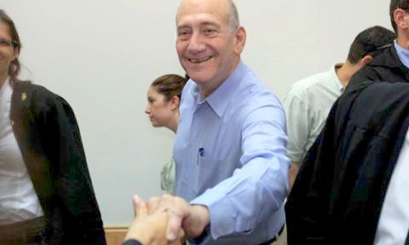 חיוכים וחיבוקים. אולמרט נכנס לבית המשפט [צילום: פלאש 90]