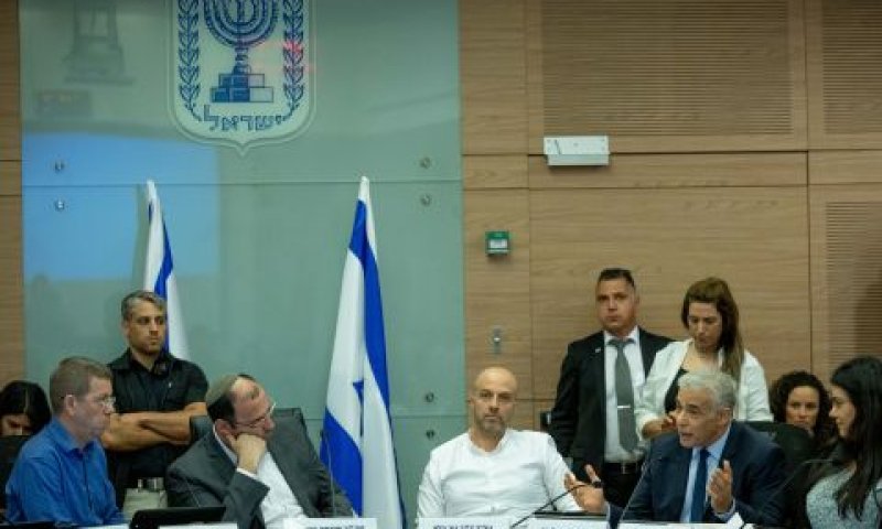 לפיד בדיון בוועדת חוקה [צילום: יונתן זינדל/פלאש 90]