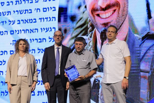 הענקת מגן הוקרה לאביו של רו"ח ורס"ן (מיל') נתנאל הרשקוביץ [צילום: רם משה]
