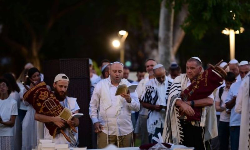 תפילת יום כיפור השנה, בגן מאיר [צילום: תומר נויברג, פלאש 90]