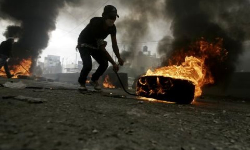 הבערת צמיגים [ארכיון: AP]