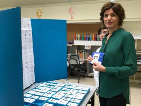 יו"ר מרצ תמר זנדברג מצביעה בקלפי בתל אביב [צילום: רבקין פנטון/פלאש 90]