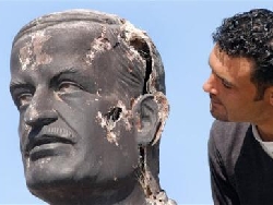 נותץ פסלו של אסד האב [AP]
