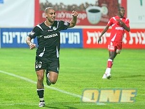 יניב קטן חוגג את השער