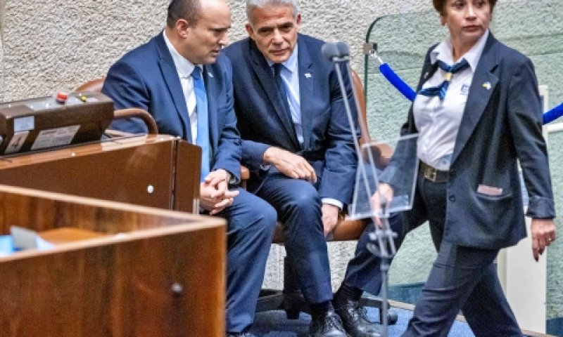 זה שעולה וזה שיורד. ראש הממשלה החליפי לפיד וראש הממשלה בנט [צילום: אוליביה פיטוסי, פלאש 90]