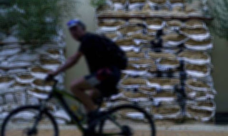 שקי חול סביב מסעדה בדרוז'קובקה שבאזור דונצק [צילום: דייויד גולדמן/AP]