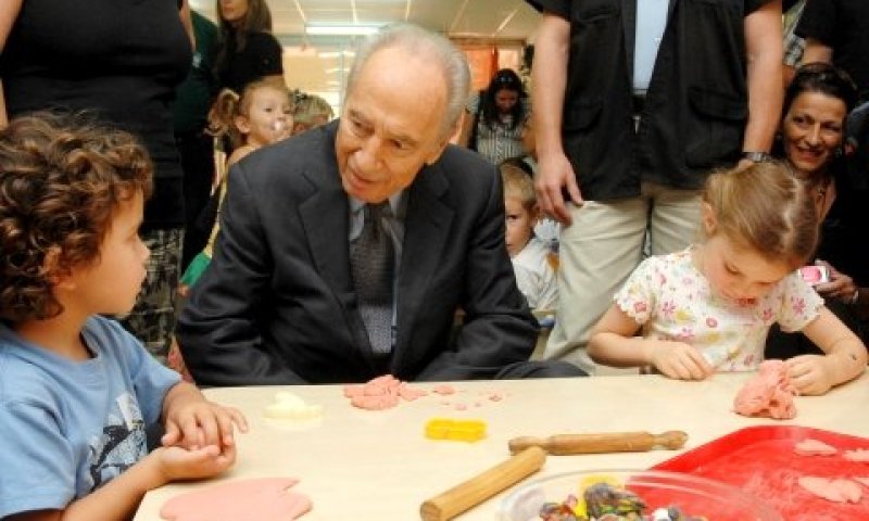 הנשיא פרס מבקר ילדי גן בעוטף עזה [צילום: לע"מ]