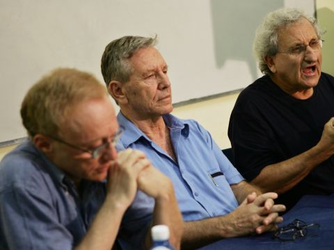 עם א.ב יהושע ודויד גרוסמן [AP]