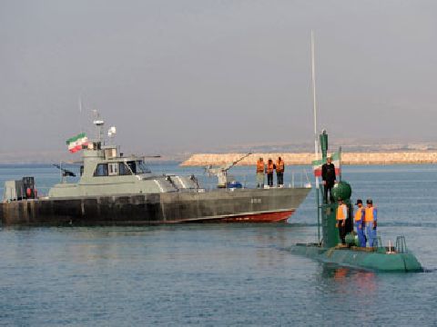האירנים בתרגיל צבאי במיצרי הורמוז, בסוף השבוע שעבר [צילום: AP]