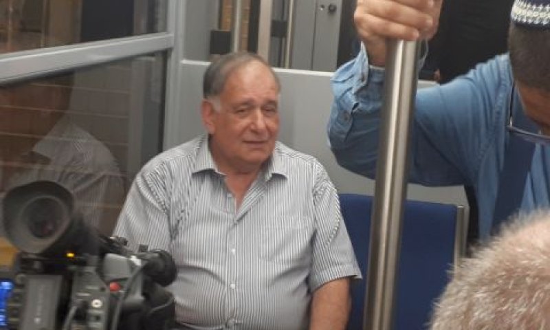 ראש עיריית חיפה בנסיעה ראשונה בכרמלית [צילום: עומר כרמון]