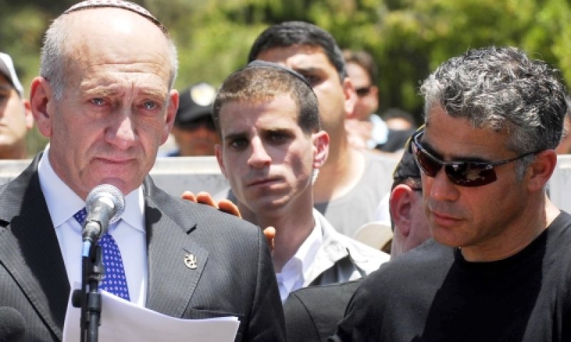 יאיר לפיד לצדו של אולמרט [צילום: פלאש 90]