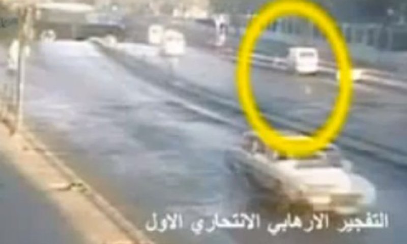 אחת ממכוניות התופת מגיעה [צילום: מן הטלוויזיה]