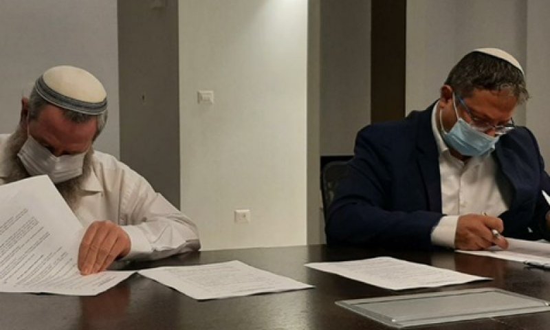 בן גביר ומעוז חותמים על ההסכם [צילום: עוצמה יהודית]