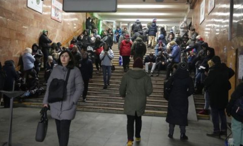 תושבים בקייב מוצאים מחסה בתחנת רכבת תחתית [צילום: אפרם לוקצקי/AP]