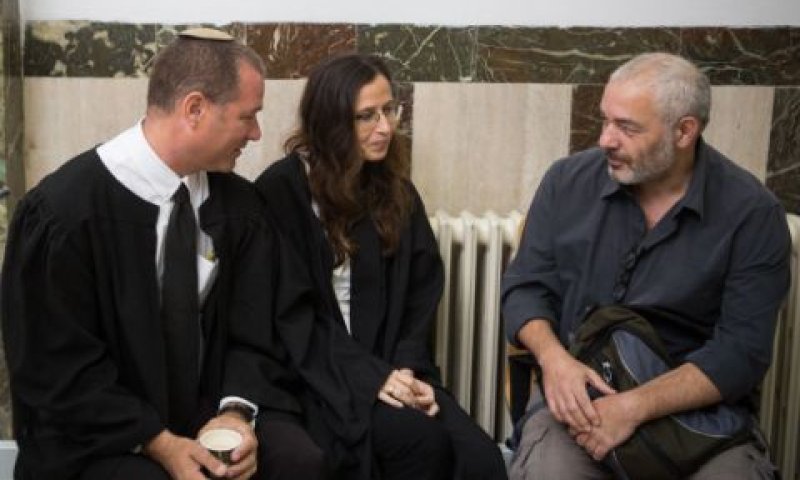 פישר וסניגוריו. ההגנה גילתה [צילום: הדס פרוש, פלאש 90]