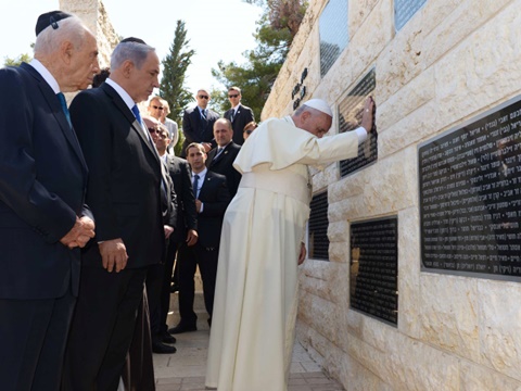 האפיפיור באנדרטת נפגעי הטרור [צילום: פלאש 90]