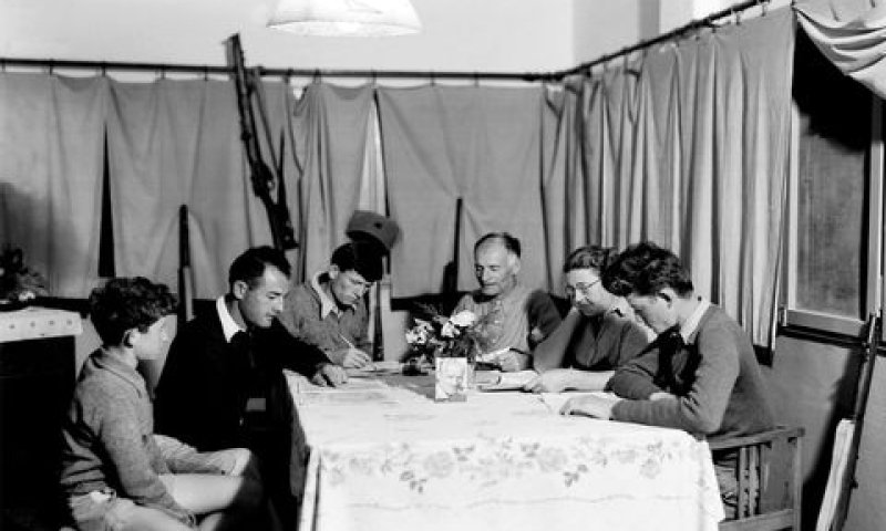 משפחה ממושב נהלל בביתם, 1938 [צילום: זולטן קלוגר/לע"מ]