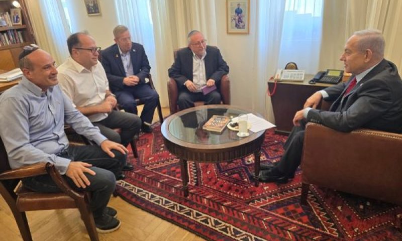 נתניהו עם חברי הנהלת פורום הגבורה. "חמאס מבודד" [צילום: לשכת ראש הממשלה]