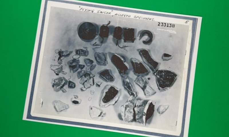 דגימות לכאורה של צלחת מעופפת, תועדו בתיקים על עב"מים [צילום: AP/ג'ון אלסוויק]