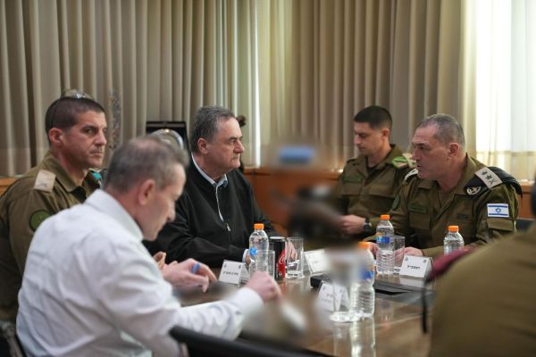 [צילום: אלעד מלכה, משרד הביטחון] שר הביטחון ישראל כ"ץ בהערכת המצב האחרונה לפני מבצע "שאגת הארי", ביחד עם הרמטכ"ל, רב-אלוף אייל זמיר, מנכ"ל משרד הביטחון, אלוף (מיל') אמיר ברעם, ראש אמ"ץ, ראש אמ"ן, ראש אג"ת, מפקד פיקוד העורף, מתפ"ש, מזכ"צ שהב"ט ובכירים נוספים.