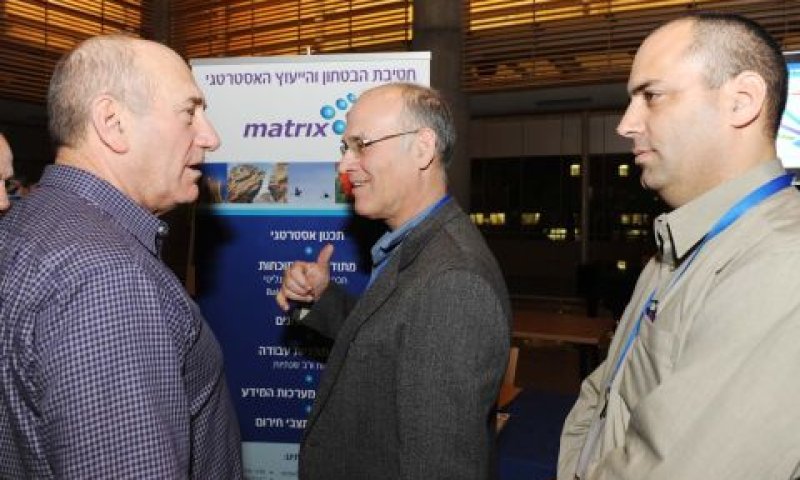 אולמרט בפגישתו עם אנשי מטריקס [צילום: אבי אוחיון]