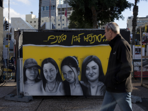 תמונת ארבע החטופות בתל אביב [צילום: מאיה אלרוצו/AP]