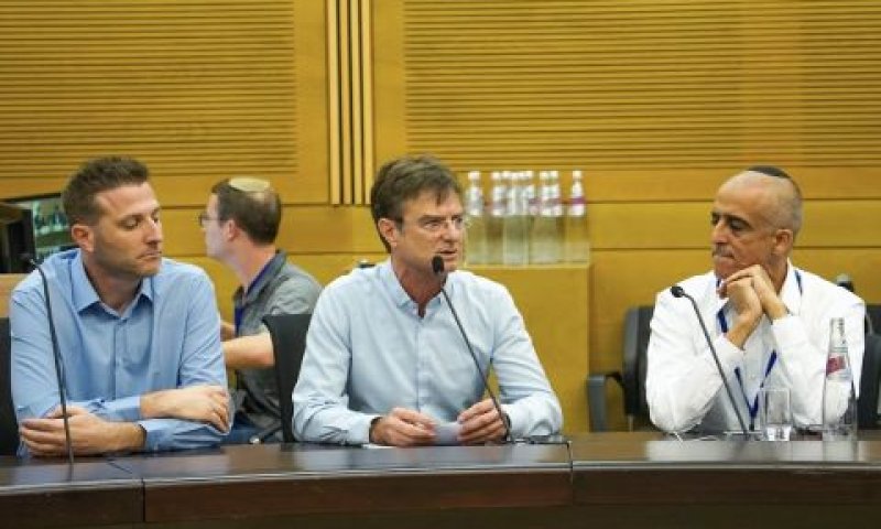 יו"ר הדואר מישאל ועקנין, מנכ"ל הדואר דוד לרון, מנהל אגף רגולציה בדואר זיו ברק [צילום: דני שם-טוב/דוברות הכנסת]