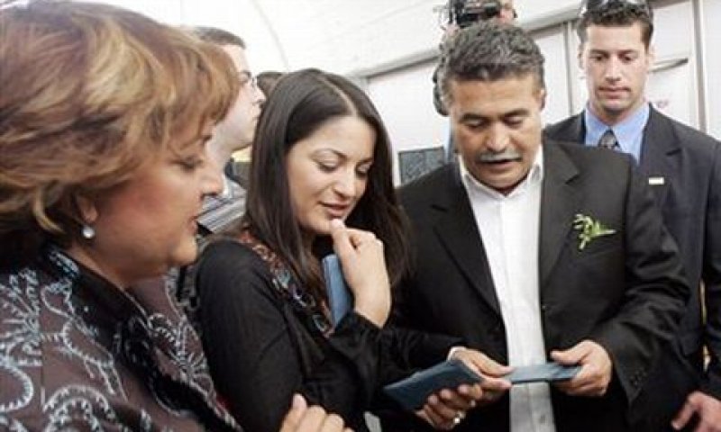 שני וההורים [צילום: AP]