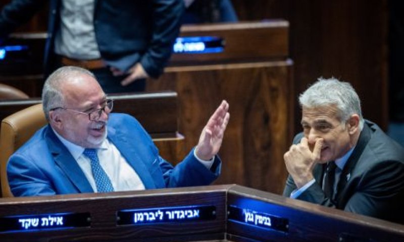 לפיד וליברמן. הסכימו לסגירת מרכולים בשבת [צילום: יונתן זינדל/פלאש 90]