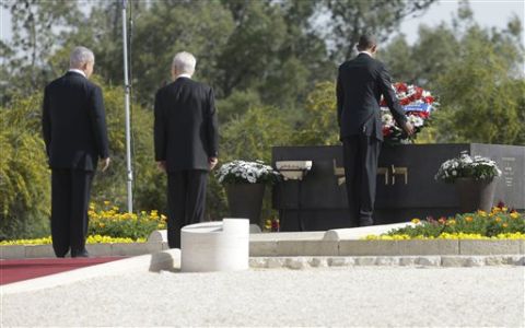מניח זר על קבר חוזה המדינה [צילום: AP]
