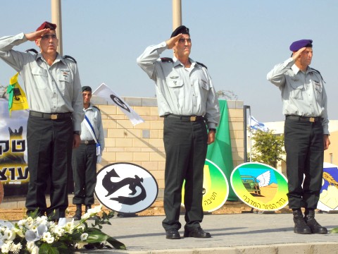 טקס חילופי המפקדים באוגדת עזה. מימין לשמאל: תא"ל איל איזנברג, אלוף טל רוסו, תא"ל יוסי בכר [צילום: דו"צ]