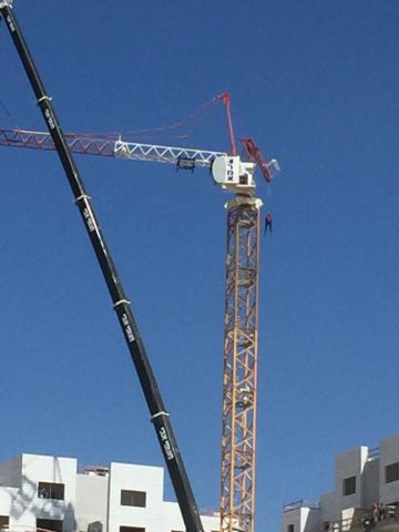 זירת קריסת המנוף ביבנה [צילום: דוברות המשטרה]