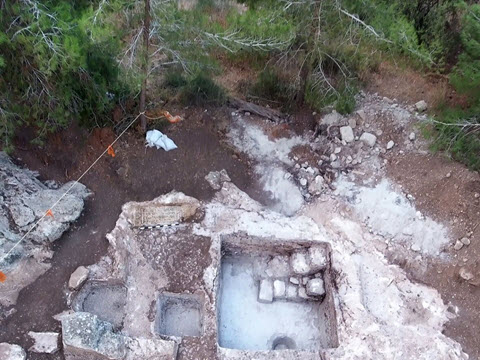 תמונות אויריות של הכתובת וגת היין המשוכללת [צילום: יצחק מרמלשטיין, רשות העתיקות]