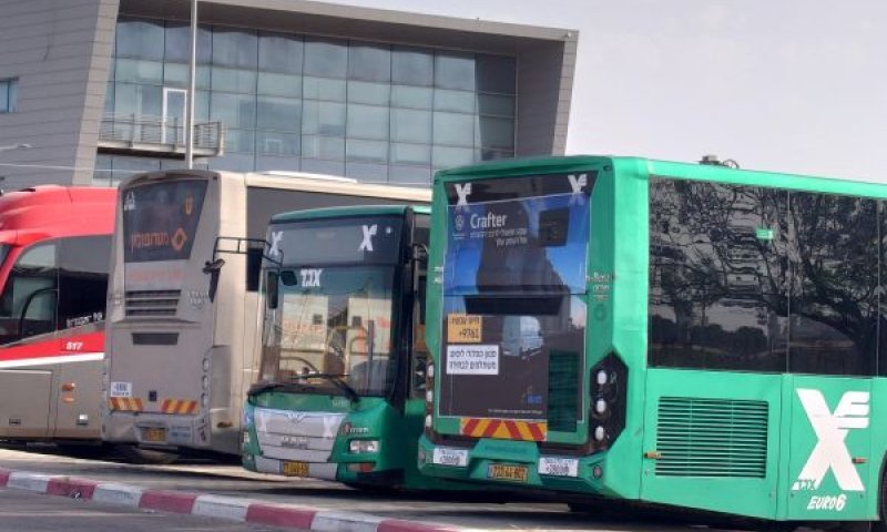תחנת הרכבת קריית אריה וברקע קרפיף הדנקל [צילום: אברהם שטרן]