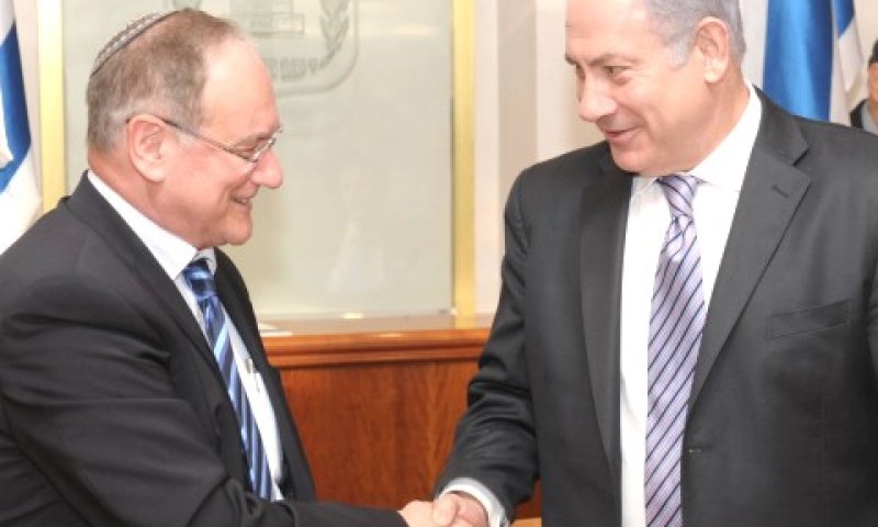שמואל הולנדר וראש הממשלה בטקס הפרידה [צילום: פלאש 90]