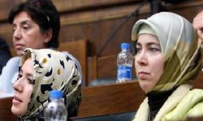 נשים התומכות במפלגת השלטון בטורקיה מאזינות לדיון בפרלמנט באנקרה על נושא כיסוי הראש (צילום AP)