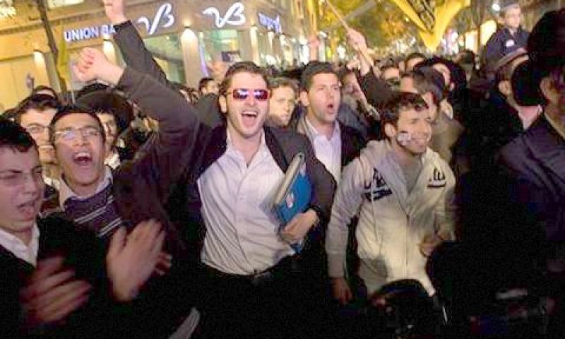 צעירים שרים במהלך העצרת [צילום: AP]