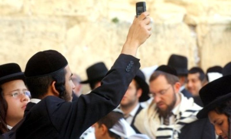 מקושרים לאבינו שבשמיים [צילום:פלאש 90]