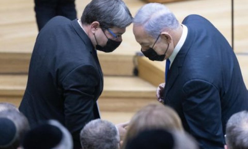 נתניהו מסתודד עם אופיר אקוניס [צילום: יונתן זינדל/פלאש 90]