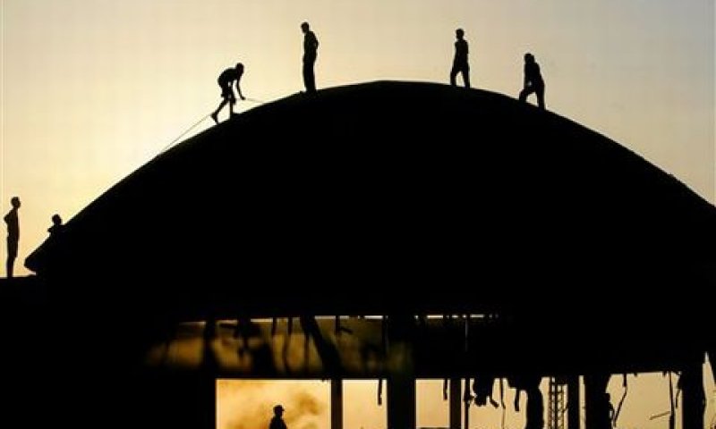 פלשתינים על גג בית הכנסת [צילום: AP]