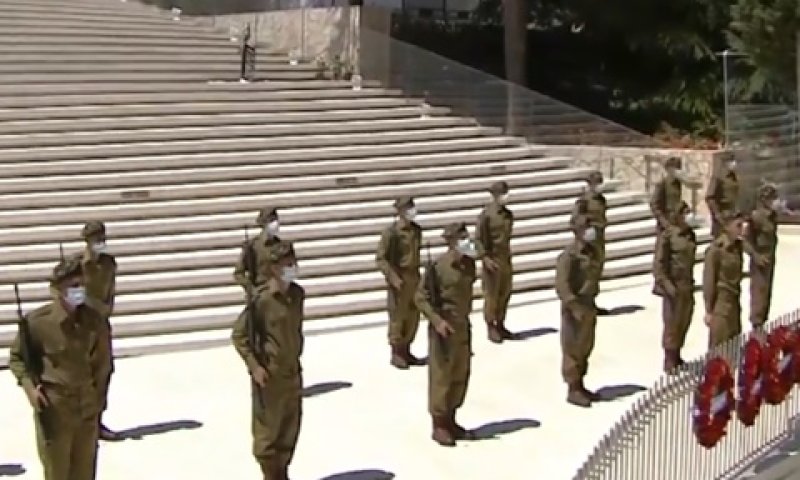 משמר כבוד עטוי מסיכות [צילום: מן הטלוויזיה]