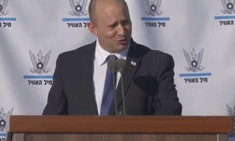 בנט בסיום קורס הטיס [צילום: דובר צה"ל]