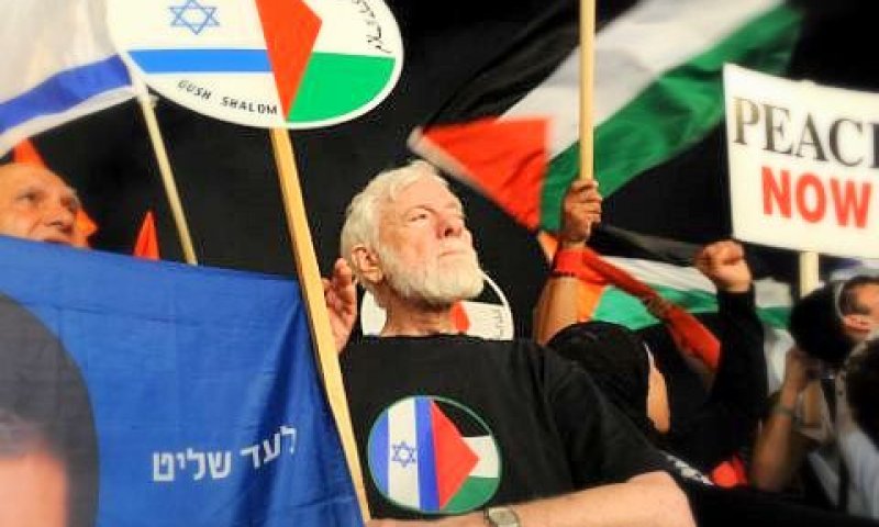 אבנרי בעצרת [צילום: פלאש 90]
