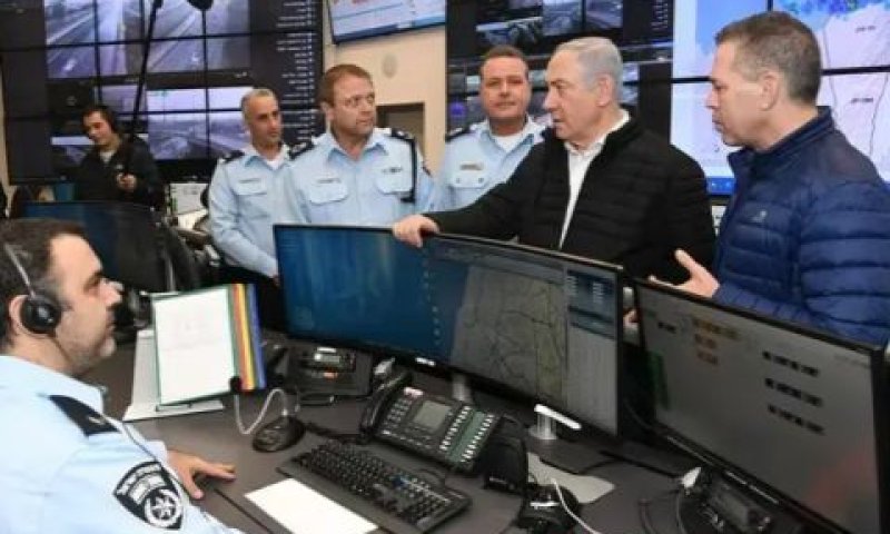 נתניהו, ארדן וכהן במרכז השליטה של אגף התנועה בבית דגן [צילום: חיים צח/לע"מ] [צילום: חיים צח / לע"מ]