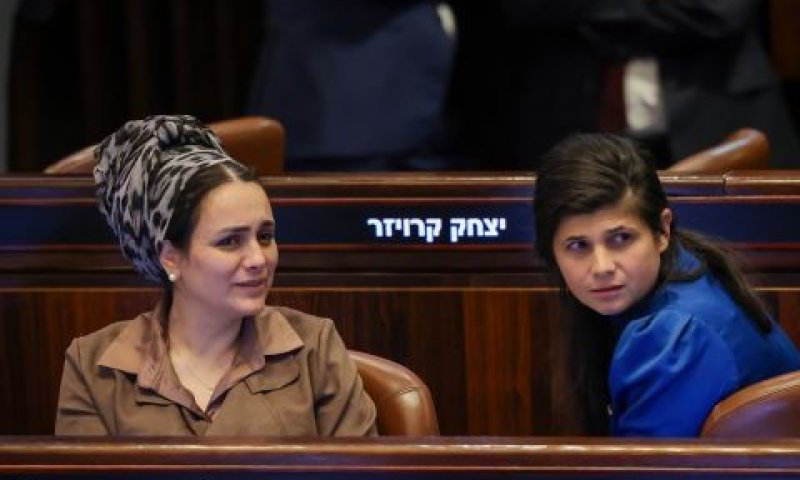 שרן השכל ולימור סון הר מלך במהלך הדיון במליאה [צילום: נועם מושקוביץ/דוברות הכנסת]