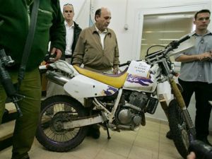 מופז בוחן את ציוד החיזבאללה